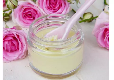 Ingredientele botanice care au devenit esențiale în rutinele anti-aging