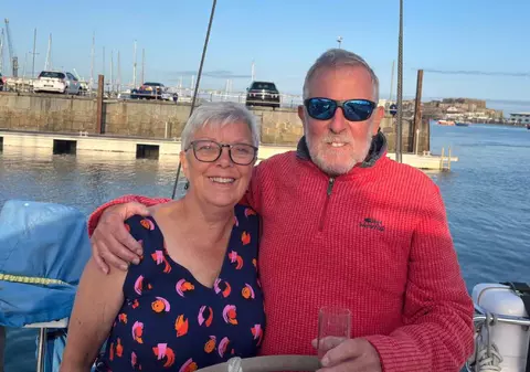 Un cuplu de pensionari britanici povestește momentul în care nava rusească a tras focuri lângă iahtul lor: „A fost suprarealist”