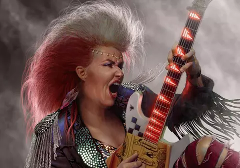 Jennifer Batten, chitarista lui Michael Jackson: „A ales să cânte la București pentru a ridica moralul românilor, care veneau după teribila perioadă a comunismului” 