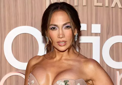 Jennifer Lopez, apariție cu decolteu generos la premiera filmului „Office Romance”. Sânii abia îi încăpeau în corset