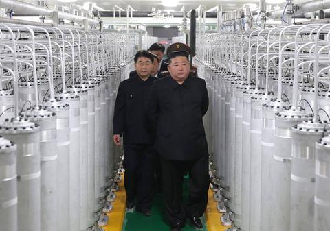 Câte arme nucleare are Coreea de Nord. Kim Jong-un anunță o creștere record după vizita la o nouă fabrică secretă