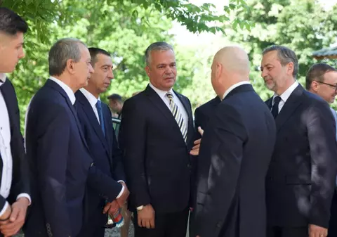 Cine sunt cei 18 liberali puciști care au susținut formula de Guvern Veștea-PSD-Nicușor Dan, eliminați marți pentru „trădare”