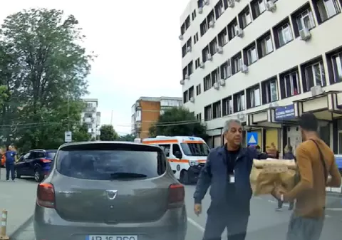 Livrator din Sri Lanka, luat la palme de un agent de pază în curtea Spitalului Județean Arad. Incidentul a fost filmat