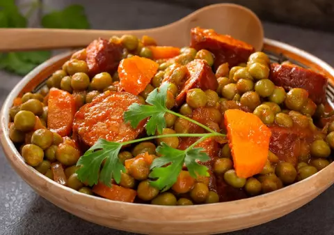 Rețetă de mazăre cu cârnați - cum pregătești o mâncare rapidă și delicioasă