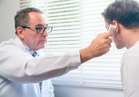 A mers la spital de urgență, dar medicul i-a zis doar să nu mai bea: un bărbat din Italia va primi zeci de mii de euro după ce și-a pierdut parțial auzul
