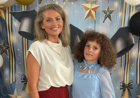 Imagini adorabile cu Carla, fiica Mirelei Vaida. Cum și-a făcut apariția la banchetul de clasa a IV-a: „Sandalele cu toc mai pot aștepta”