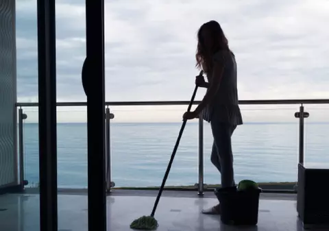 Amendă de 750 de euro dacă-ți uiți mopul pe balcon: 7 reguli ciudate care te lasă fără bani în buzunar, dacă ești turist în această țară