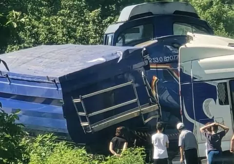 Un TIR încărcat cu cărbune pentru CE Oltenia a fost lovit în plin de o locomotivă, la Ploștina
