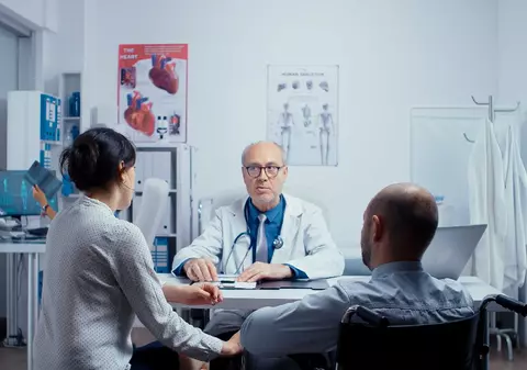 Formula imposibil de înțeles prin care statul vrea să restrângă accesul pacienților cronici la clinicile private