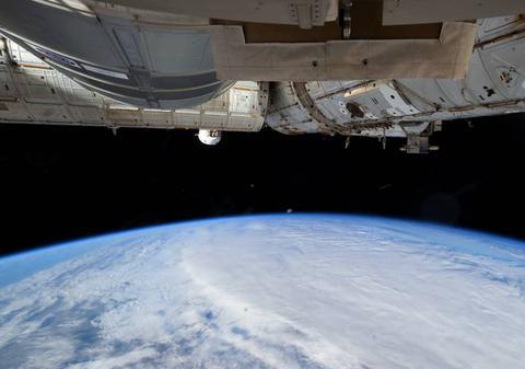 „Cercurile uriașe” care se văd din spațiu, semnul luptei pentru apă pe Pământ. Ce a văzut o astronaută de la 400 de kilometri altitudine