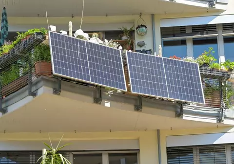 Sistemul care face furori în Europa reduce facturile la electricitate cu un sfert și se montează pe terasă în 60 de minute