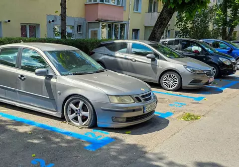 Șoferii care parchează în Brașov riscă amenzi de până la 10.000 de lei. Regula strictă care te lasă fără mașină