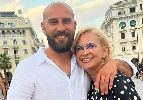 Paula Chirilă a fost cerută în căsătorie, după ce a divorțat de tatăl fiicei sale. Imagini cu inelul de logodnă