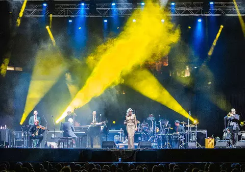 Storm Large, solista formației Pink Martini, despre momentul când a cântat prima dată în România melodia Mariei Tănase „Până când nu te iubeam”: „Nu voi uita niciodată reacția publicului”