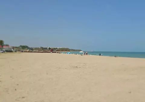 Peste 1.300 de persoane au fost evacuate de pe plajele litoralului după explozia unei drone ucrainene în Portul Constanța