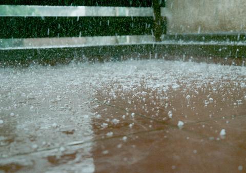 Ploi torențiale, grindină și vijelii în București și mai multe județe. Harta zonelor vizate de avertizarea meteo ANM cod galben