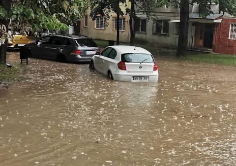 Ploi, vijelii devastatoare și inundații în țară: Vremea extremă a măturat România