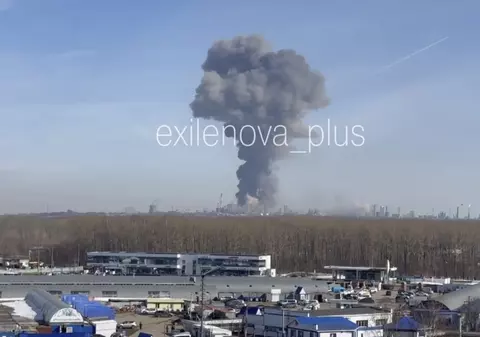 Atac masiv cu drone asupra Rusiei: un depozit de petrol și infrastructura unui port, în flăcări