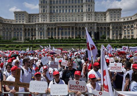 Protest SANITAS în București împotriva noii legi a salarizării. Mii de sindicaliști din toată țara sunt în Piața Constituției din Capitală