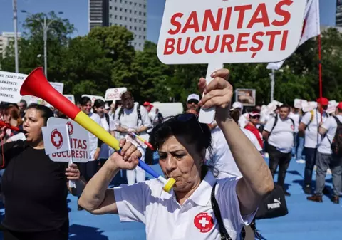 Greva de avertisment făcută de Sanitas. Noua lege a salarizării propusă de Guvernul Bolojan, sursa nemulțumirilor: „Sporul pentru turele de noapte este o bătaie de joc”