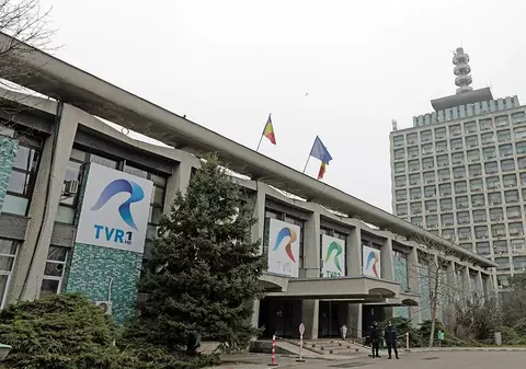 Revoltă în TVR. Angajații amenință cu greva generală pentru tăierea sporurilor în noul CCM, președinta Adriana Săftoiu replică: „Vi se pare normal să iei bani în plus pentru teren?”