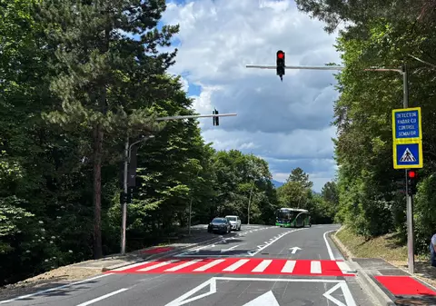 Semaforul cu radar din Brașov, care le reamintește șoferilor de limita de viteză