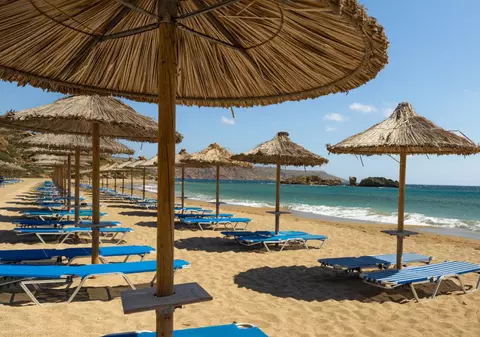 Cât costă șezlongurile pe plajele din Grecia, în vara anului 2026. Prețurile ajung până la 500 de euro