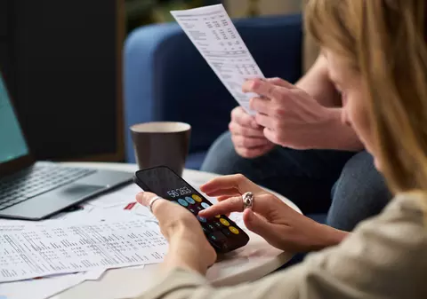 Momentul în care creditorul îți vinde datoria: ce se schimbă, ce drepturi ai și cum poți ajunge să plătești mai puțin