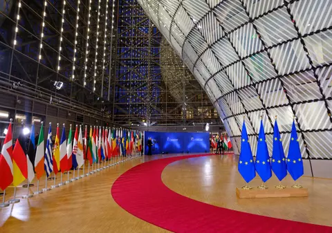Liderii UE se reunesc într-un summit maraton la Bruxelles. Pe masă: securitatea României, războiul din Ucraina și un buget de două trilioane de euro