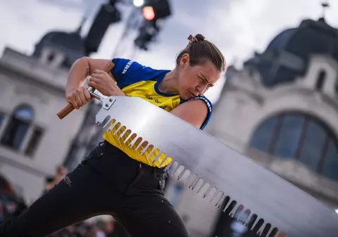 Au intrat în ring și au scris istorie cu toporul. Cei mai buni tăietori de lemne au făcut spectacol la Budapesta