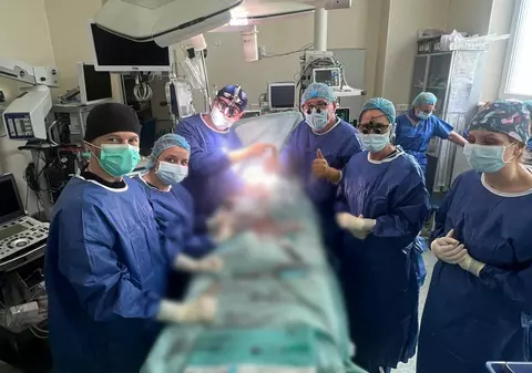 Record absolut în transplant reușit de prof. dr. Vlad Brașoveanu: un copil de 11 luni a primit ficatul tatălui său în urmă cu câteva minute