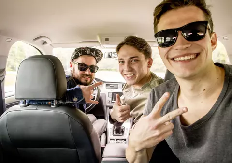 Ce lasă pasagerii în Uber după ce coboară din mașină. Clasamentul care te va face să verifici bancheta din spate