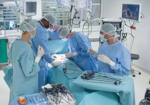Un adolescent s-a trezit din anestezie cu 5 centimetri mai înalt, în Slovacia: explicația medicilor