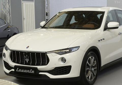 Un bunic milionar cu Maserati a primit o amendă de 65.000 de euro după ce s-a dat jos din mașină ca să țipe la un alt șofer