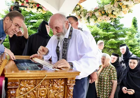 Un tată s-a închinat la moaștele fiicei sale, Sfânta Elisabeta de la Pasărea, în ziua în care a fost canonizată oficial