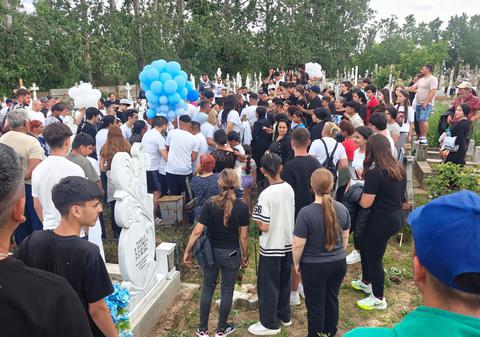 Mama copilului erou din Chitila nu a venit la înmormântare. Nici fata salvată de la înec, nici aparținătorii celor transplantați. Nici vreun reprezentant al statului