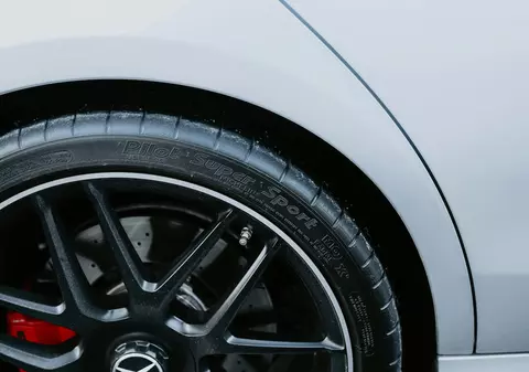 De ce sunt importante anvelopele auto de vară cu aderență ridicată pe carosabil umed?