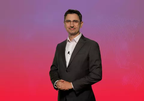 5 știri by Libertatea – Comunicarea nonverbală: De la refuzul lui Romero de a da mâna cu Trump la Cupa Mondială, la nervii lui Nicușor Dan