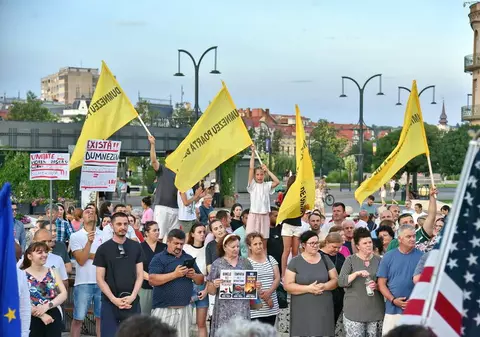 300 de oameni au ieșit în stradă pentru Viorel Pașca, la Oradea: „Dumnezeu poartă de grijă” au scandat protestatarii după ce DIICOT l-a reținut