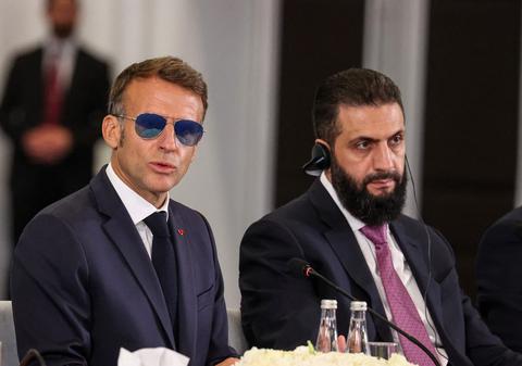 Reacția lui Emmanuel Macron după exploziile produse lângă hotelul în care este cazat la Damasc