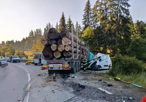 Un camion încărcat cu lemne și o autoutilitară s-au ciocnit pe DN 13A, în Băile Homorod: un bărbat a murit. A fost solicitat un elicopter SMURD