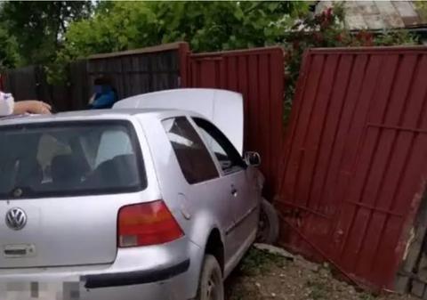 Un șofer beat și fără permis din Cluj a intrat cu mașina, cu numere false, în gardul unei case