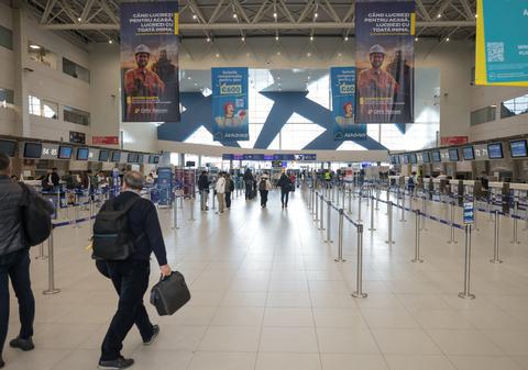 O femeie a fost prinsă pe aeroportul Otopeni când încerca să zboare la Paris cu un plic plin de pașapoarte false