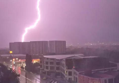 ANM a emis cod roșu de furtuni și ploi torențiale. Capitala și mai multe județe, sub coduri galben și portocaliu în următoarele ore