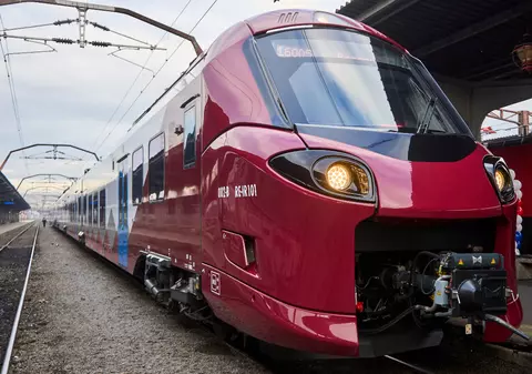 Mecanicul unei rame Alstom Coradia a spart geamul ușii de acces după ce a realizat că și-a uitat cheia acasă