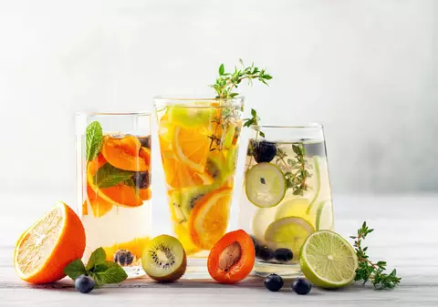 Combinaţii răcoritoare de apă cu fructe şi plante aromatice pentru vară