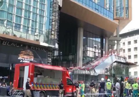 Un muncitor român a murit în incendiul izbucnit pe șantierul clădirii OXY din Bruxelles. Reacția MAE