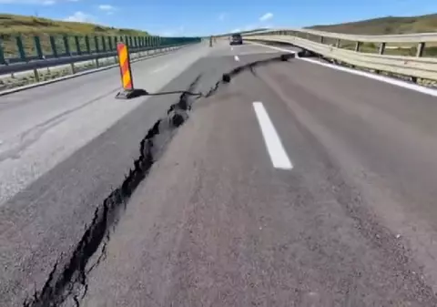 Trafic închis pe 17 kilometri din Autostrada A10 Sebeș-Turda din cauza unei alunecări de teren. Pe unde vor fi deviați șoferii