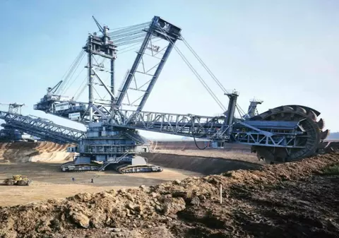 Cum funcționează cea mai grea mașinărie construită vreodată, lungă cât două terenuri de fotbal: Bagger 293, cel mai mare excavator din istorie