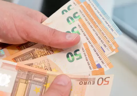 Gestul făcut de proprietarul unui restaurant după ce a găsit peste 10.000 de euro ascunși în dulapul localului său: „Au venit la momentul potrivit”